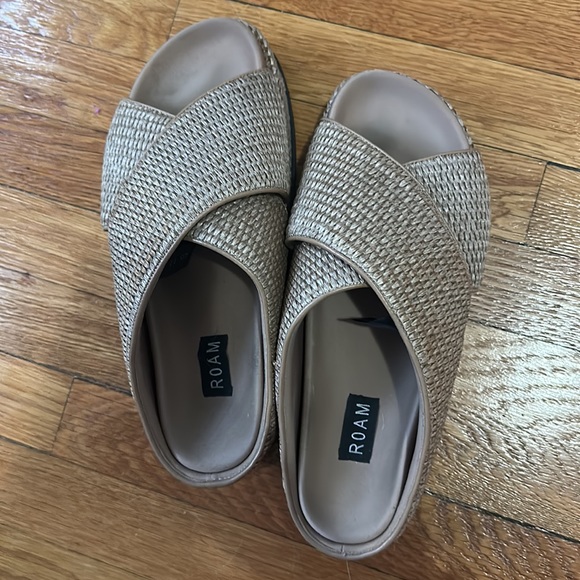 ROAM Cross Stack Raffia Platform Sandals - Picture 3 of 4